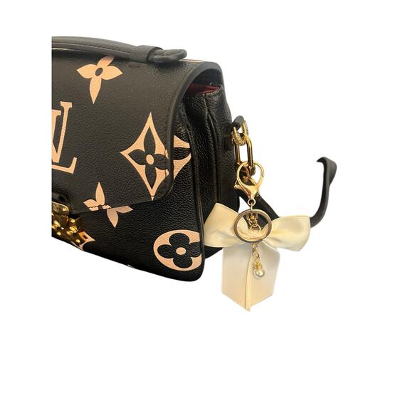 CHARMS KEY CHAIN FOR PURSE HANDBAG BOW PEARL GOLD HARDWARE IVORY - Picture 4 of 6